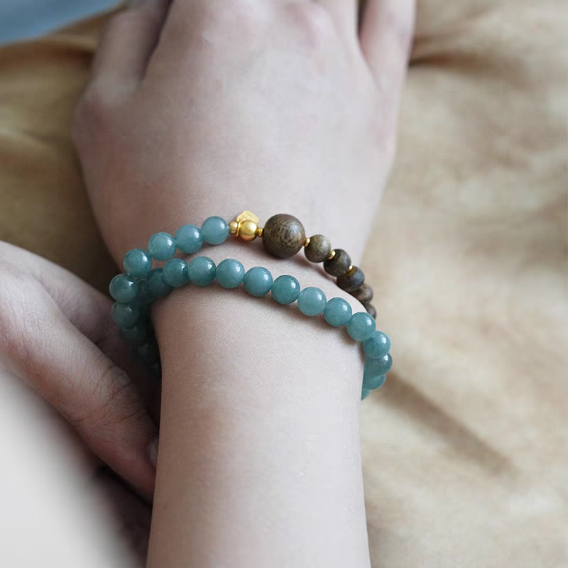 Healing Green Aventurine Wood Bracelet on a wooden surface – Natural healing bracelet with green aventurine and wood for positive energy.