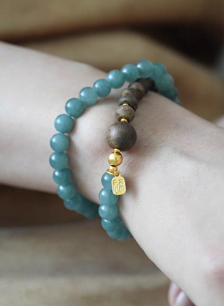 Close-up view of the Healing Green Aventurine Wood Bracelet – Featuring green aventurine beads and wooden accents for healing energy.