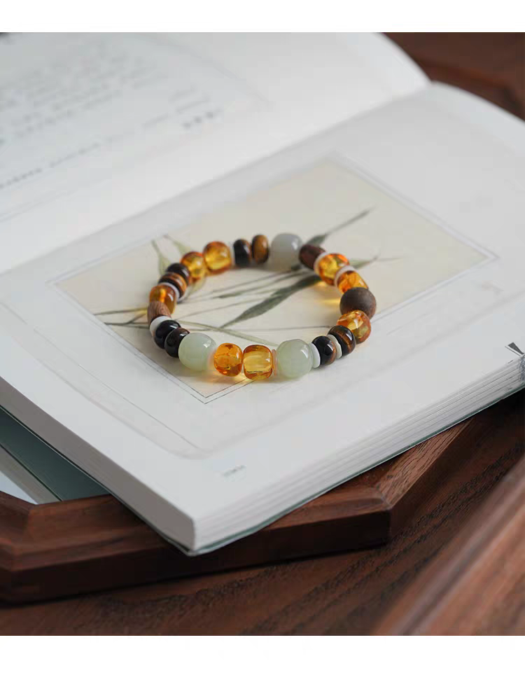 Kūn Líng Earth Spirit Bracelet – Agarwood, Golden Rutilated Quartz & Moonstone Mala Beads for Grounding & Clarity