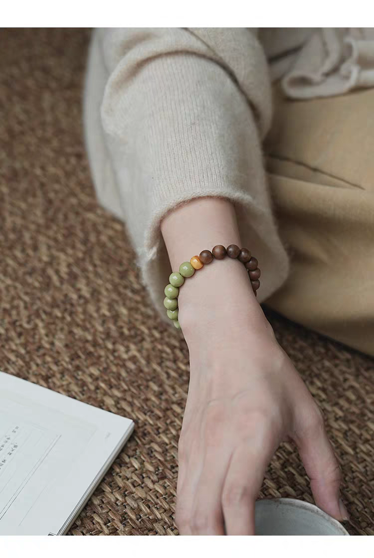 Close-Up of Green Aventurine, Amber, and Wooden Beads in Yanyan Handmade Bracelet – Natural Stone Healing Jewelry